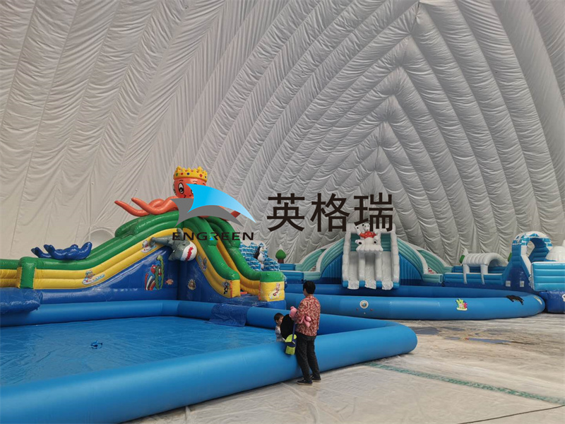 氣膜館與水上樂園，一種奇妙的搭配